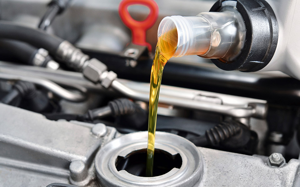 Bei Inspektionen Ölwechsel – frisches Öl schützt den Motor und senkt den Verbrauch